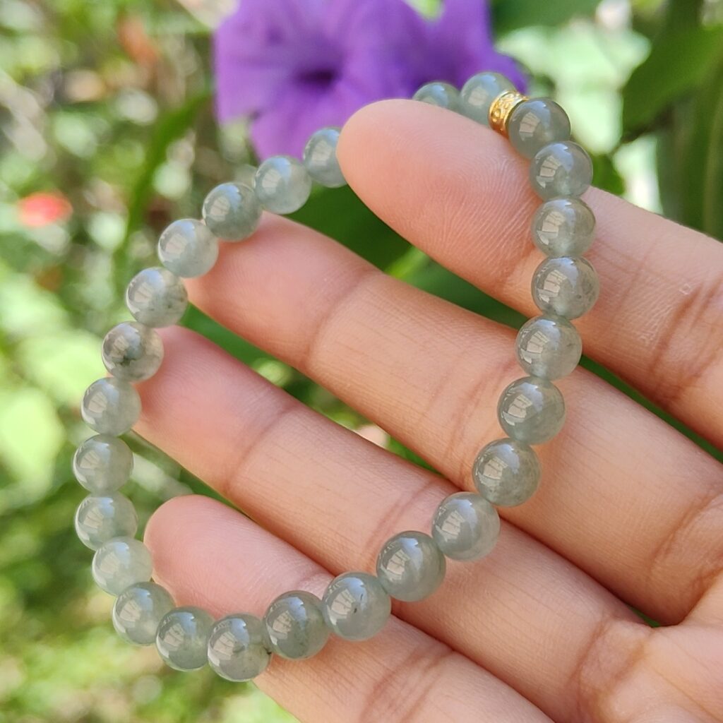 제이드 팔찌 구슬, 팔찌 싱가포르 제이드 숍 온라인 갤러리 8 a hand holding a bracelet