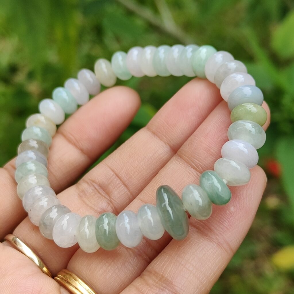 제이드 팔찌 구슬, 팔찌 싱가포르 제이드 숍 온라인 갤러리 11 a hand holding a bracelet