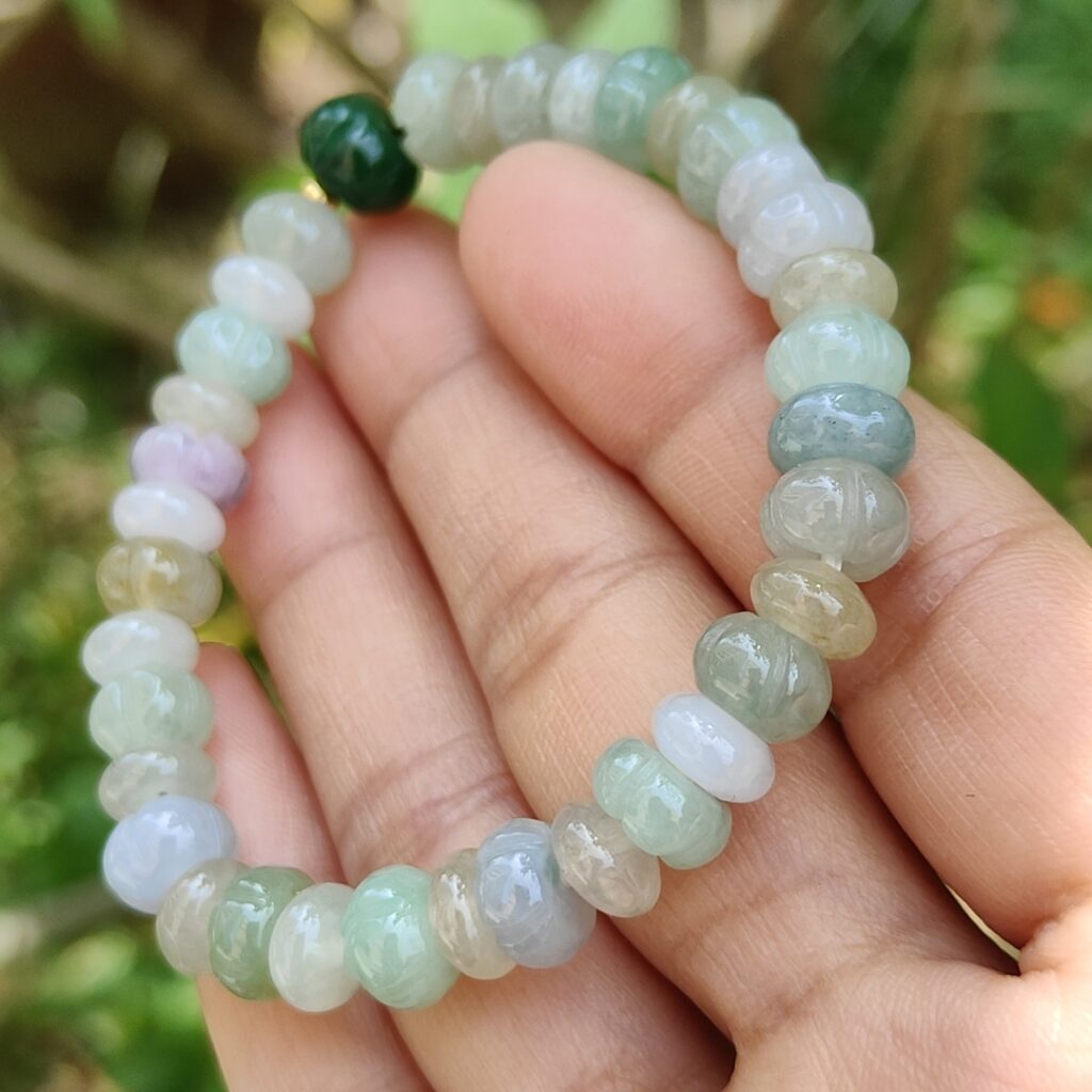 제이드 팔찌 구슬, 팔찌 싱가포르 제이드 숍 온라인 갤러리 9 a hand holding a bracelet