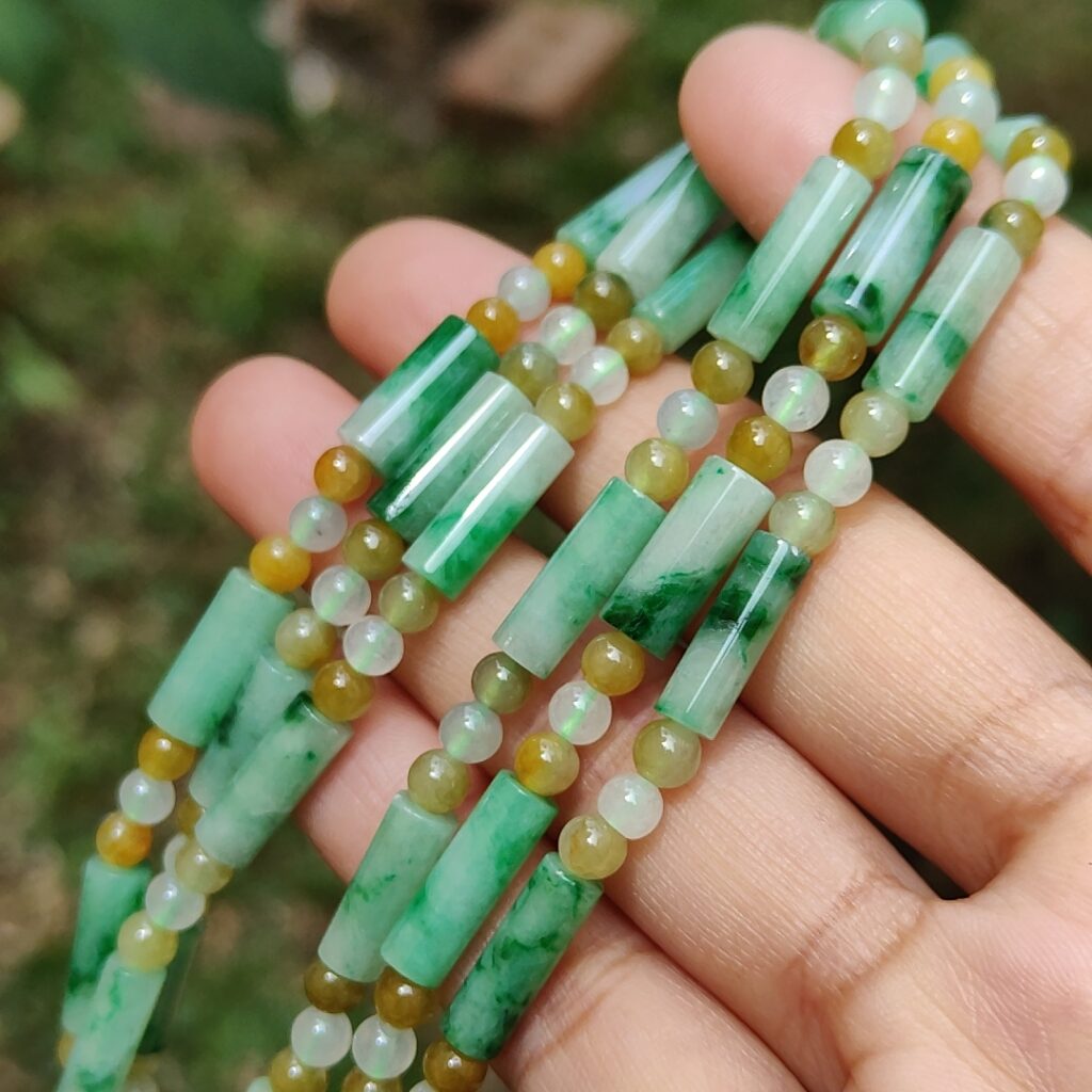 제이드 팔찌 구슬, 팔찌 싱가포르 제이드 숍 온라인 갤러리 21 a hand holding a necklace