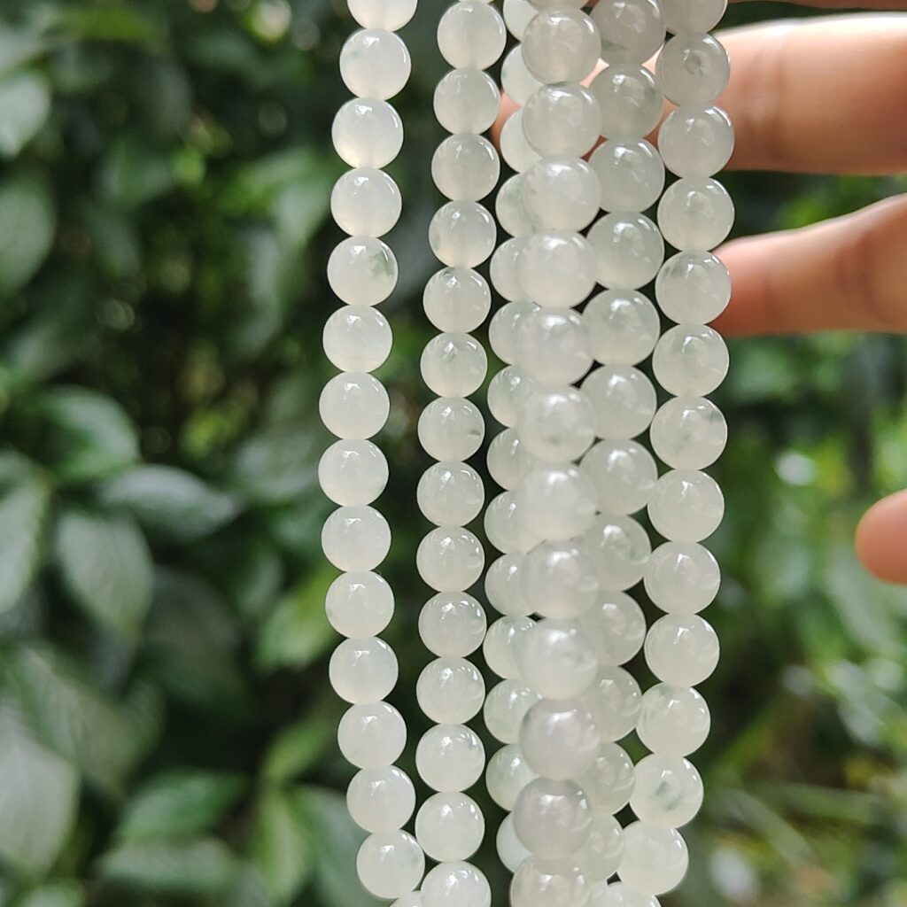 제이드 팔찌 구슬, 팔찌 싱가포르 제이드 숍 온라인 갤러리 22 a hand holding a string of white beads