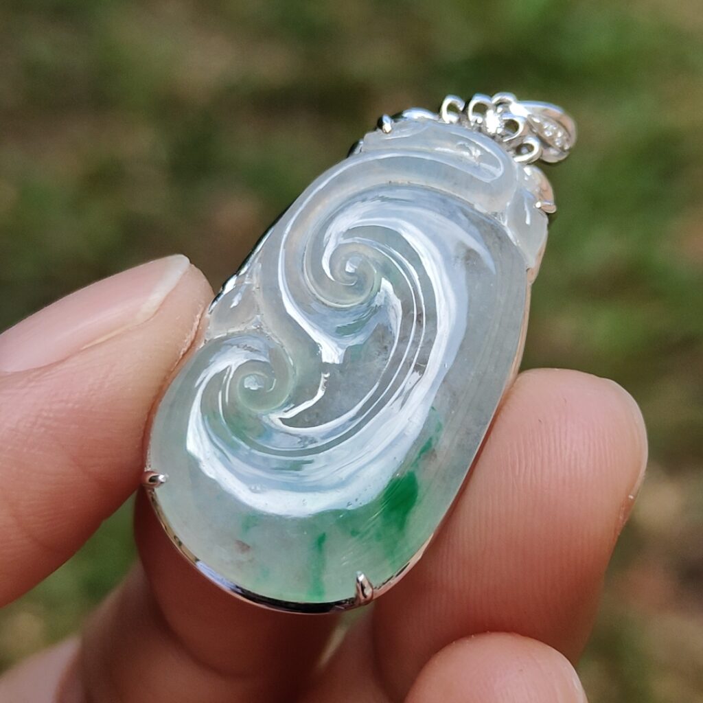 Galeri Loket Jed 12 loket ruyi dengan emas 18k hijau