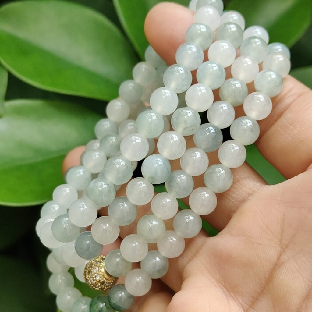 제이드 팔찌 구슬, 팔찌 싱가포르 제이드 숍 온라인 갤러리 19 a hand holding a bracelet