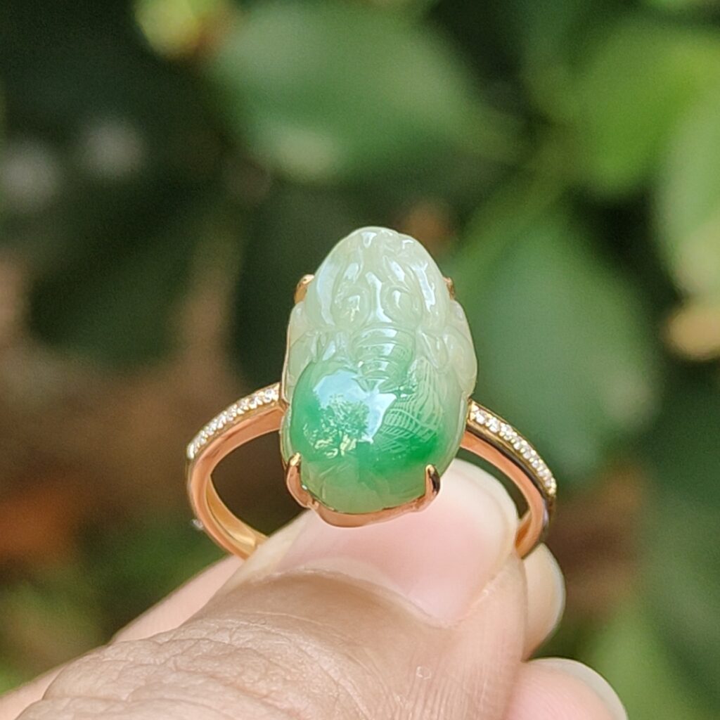 hijau dengan rona hijau muda cincin jadeit emas pixiu 18k