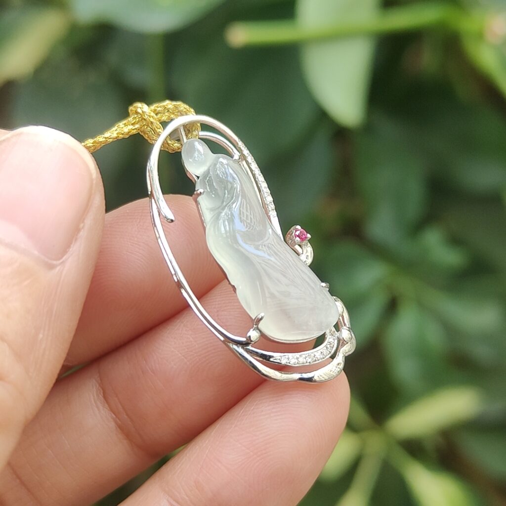jade pendant video , 18k gold pendant, enlightenment pendant