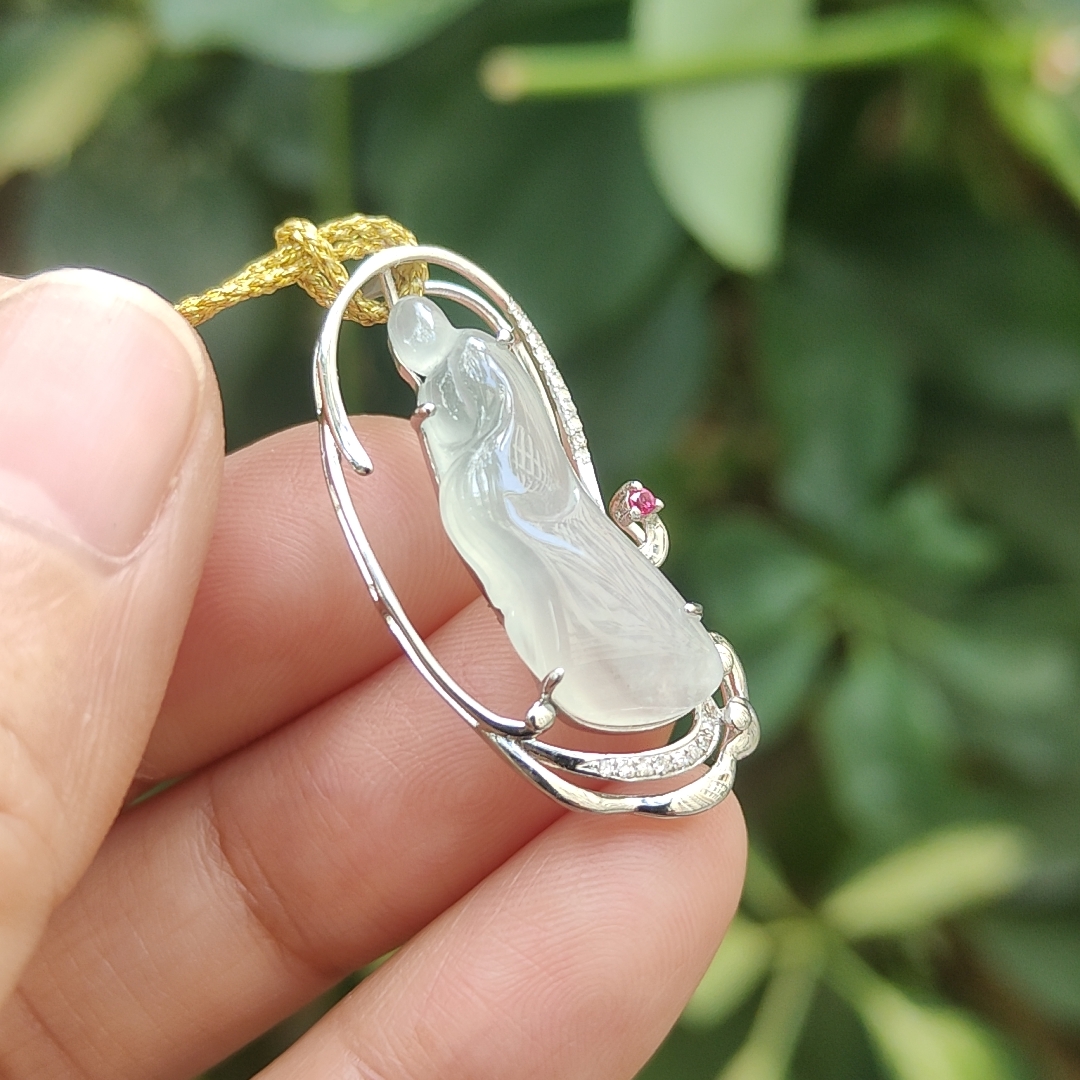 jade pendant video , 18k gold pendant, enlightenment pendant