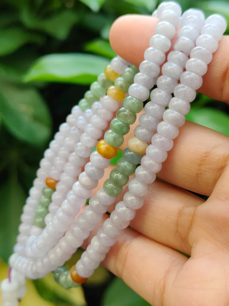 제이드 팔찌 구슬, 팔찌 싱가포르 제이드 숍 온라인 갤러리 18 a hand holding a necklace