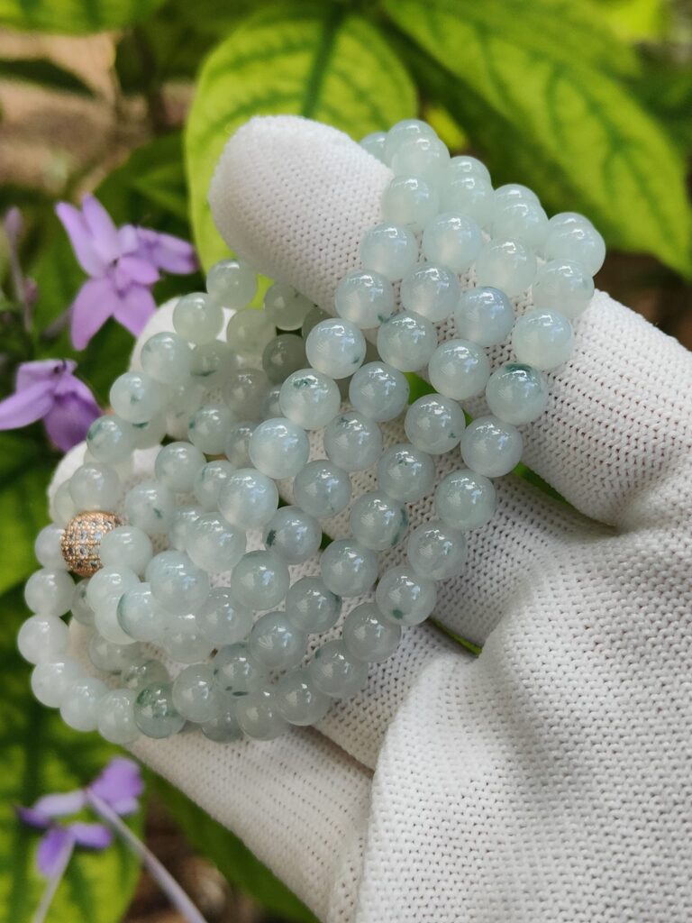 제이드 팔찌 구슬, 팔찌 싱가포르 제이드 숍 온라인 갤러리 17 a hand wearing a glove holding a necklace