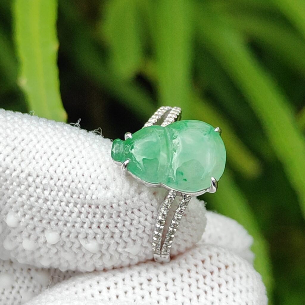 jade ring product videos - green gourd 18k gold ring image 3 - jadeite jade shop gallery - tos